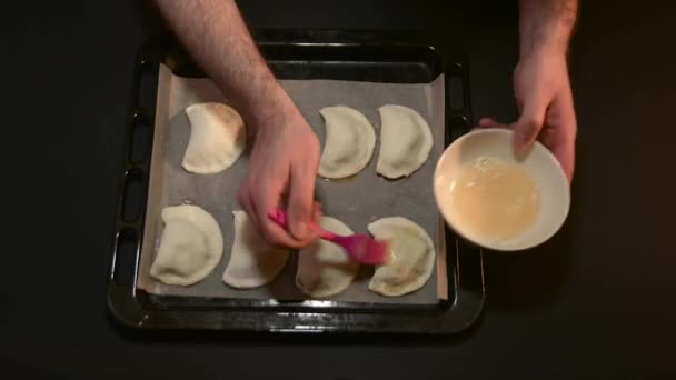 Cozinhar bolos Mão esfrega ovo de galinha chicoteado — Vídeo de Stock