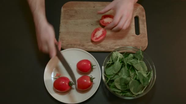 Добавить помидоры в миску шпината — стоковое видео