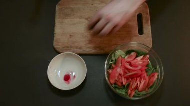 Pancar sebze ıspanak salatası için dilimleme