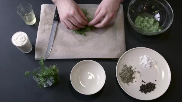 Masculino Cook Cut Dill em placas de faca — Vídeo de Stock