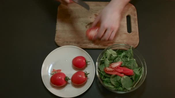 Tomatoes in a bowl of Spinach Fastmotion — стоковое видео