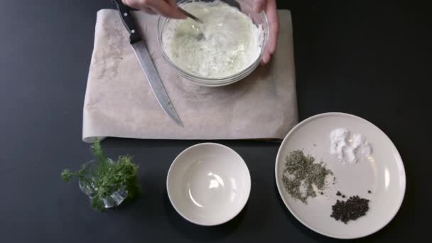 Chef Añadir aceite de oliva en una salsa blanca y mezclas — Vídeo de stock