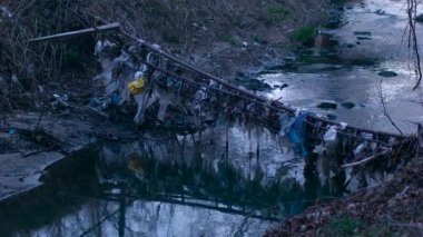 Nehir su plastik torbalar