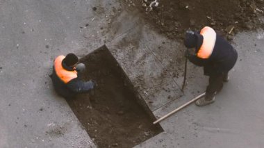 Toprak yığını üzerinde kaldırır asfalt tabakası atar