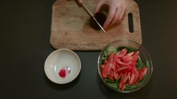 Corte de beterraba para salada de legumes com espinafre — Vídeo de Stock