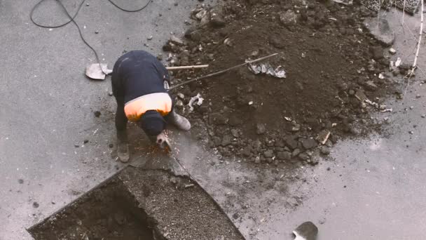 Worker Cuts the Asphalt Saw and Remove the Layer — стокове відео