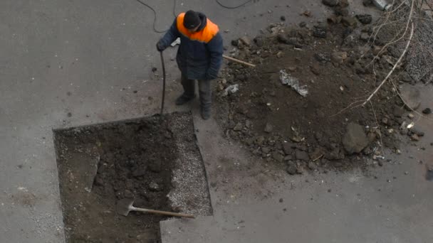 Werk-einden grond onder het asfalt in de put — Stockvideo