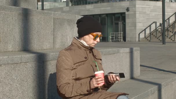 Mujer bebiendo café y hablando por teléfono — Vídeos de Stock