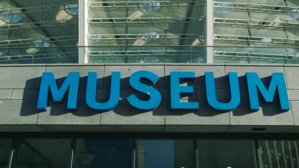 Museo Blue Street Sign — Vídeo de stock