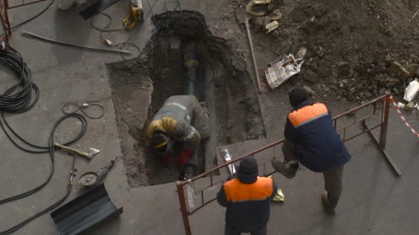 Soldador reparando una tubería en un agujero — Vídeos de Stock