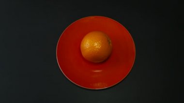 Bıçaklı Tabakta Turuncu Dilimler