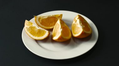 Eller Portakal Dilimleri Bir Tabak Üzerine Serilir