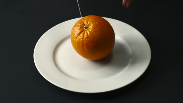 Fatias de laranja em uma placa com faca em segmentos — Vídeo de Stock