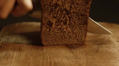 Ahşap Tahtada İki Dilim Kahverengi Ekmek Kesme