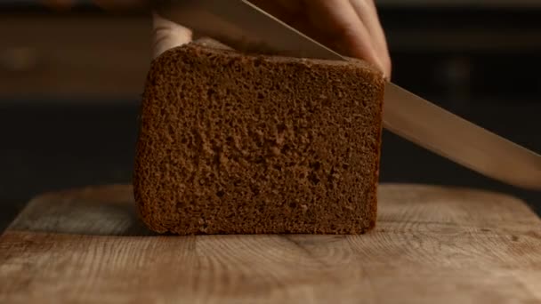 Schneiden von zwei Scheiben braunem Brot — Stockvideo