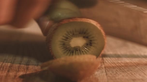 Kiwi snijd in plakjes met een mes, Close up — Stockvideo