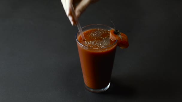 Copo de suco de tomate decorado com tomate de fatia — Vídeo de Stock