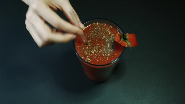 Pohár Juice díszített egy szelet paradicsom — Stock videók