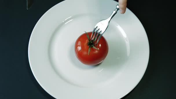 Skär tomater i två delar med en kniv och gaffel — Stockvideo