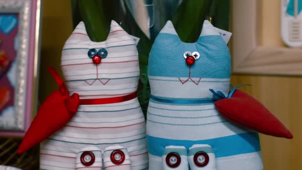 Δυο παιχνίδια γάτας χειροποίητες καρδιές — Αρχείο Βίντεο
