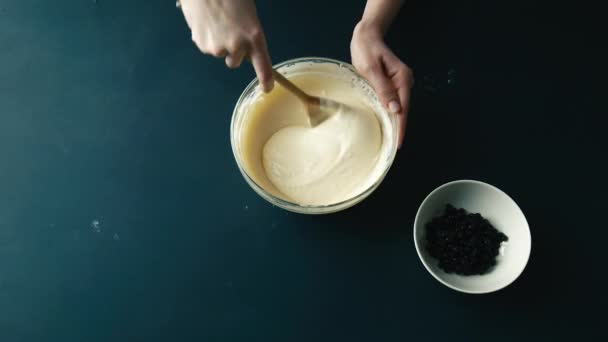 Amasar masa cruda en un tazón — Vídeos de Stock