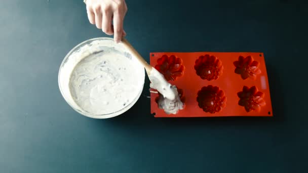 Rote Kuchenform und eine Schüssel mit dem Teig — Stockvideo