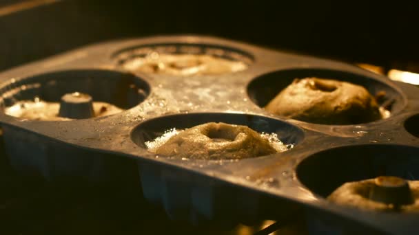 Bak muffins in de oven timelaps — Stockvideo