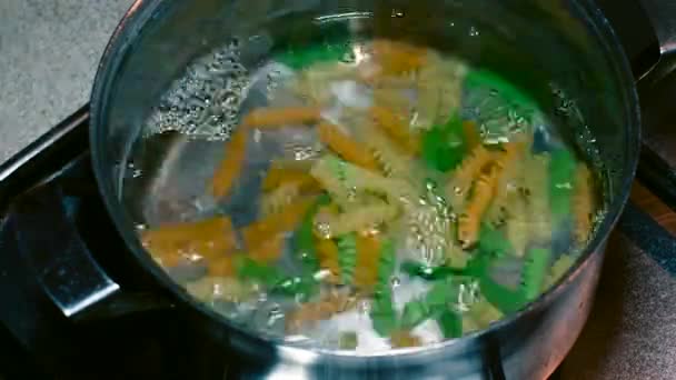 Tire la pasta en una olla que hierve los tiempos del agua — Vídeo de stock