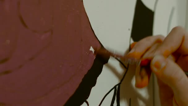 Artista desenha pintura em tela, detalhe de close-up — Vídeo de Stock
