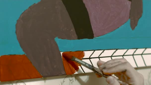 Umělec kreslí barvami na plátně, Close-Up Detail — Stock video