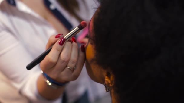 Professionele Make-Up artiest doet Make-Up Model — Stockvideo