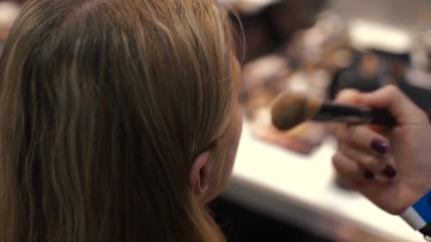 Profesjonalny makijaż artysta robi makijaż Model — Wideo stockowe