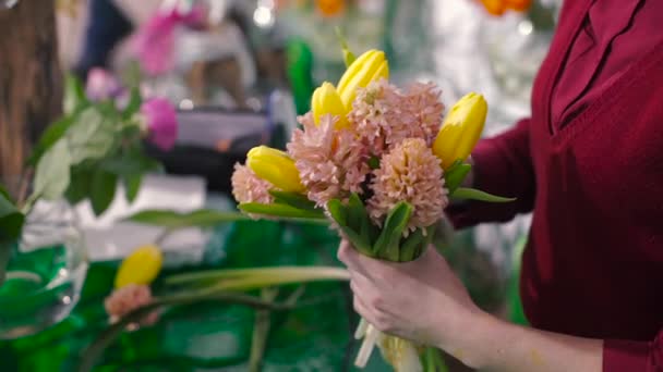 Mulher é Buquê de Tulipas e Lírios Vale — Vídeo de Stock