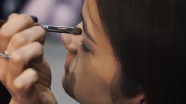 Maskenbildnerin macht Make-up-Modell — Stockvideo