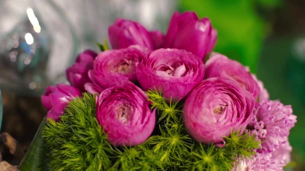 Ranunculus bukett tulpaner och en hel del blommor — Stockvideo