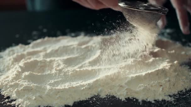 Tamiza la harina a través de un tamiz para hornear — Vídeos de Stock