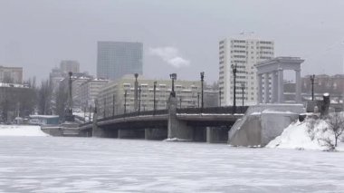 Köprüden Şehirde Donmuş Nehir