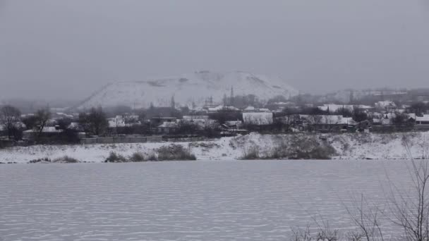 Hóval borított területen, és a hegy, a háttérben — Stock videók