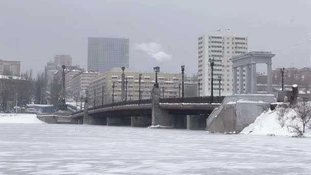 Río congelado en la ciudad desde el puente — Vídeo de stock