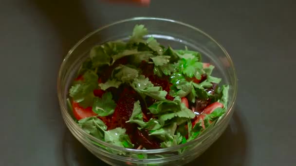 Salat aus Spinat, Tomaten und Kürbiskernen — Stockvideo