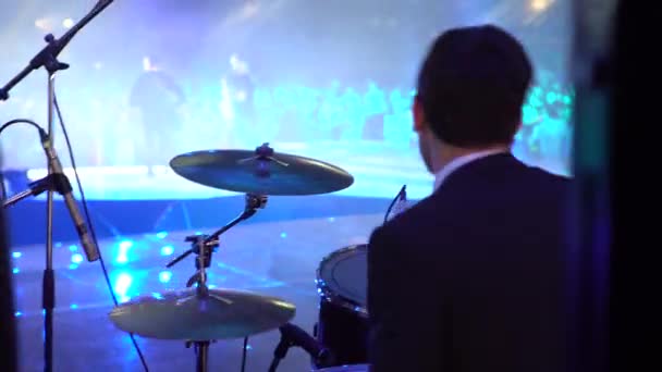 Барабанщик играет на концерте на сцене 4k — стоковое видео