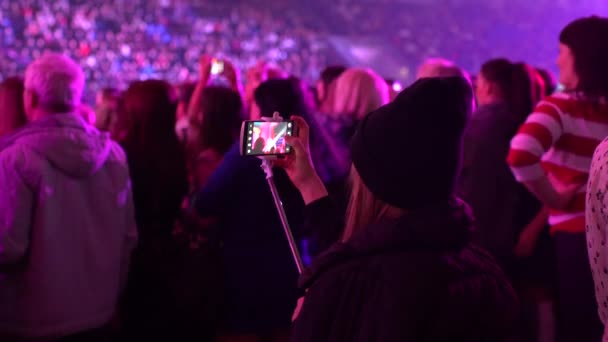 Kvinnan använder en Selfie pinne på en konsert 4k — Stockvideo