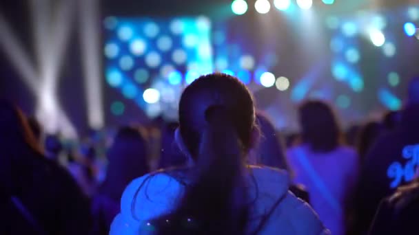 Meisje dansen op een concert in de menigte 4k — Stockvideo
