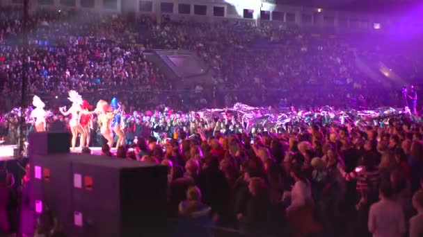 4k gran multitud en un concierto cantante en el escenario — Vídeos de Stock