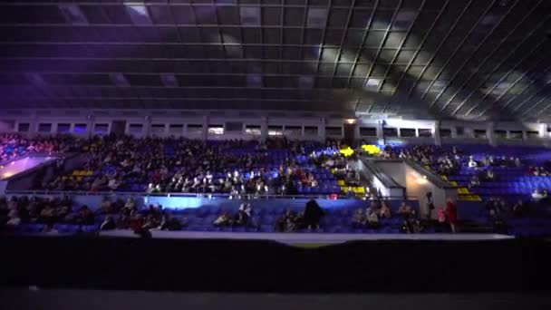 4k grande foule à un chanteur de concert sur la scène — Video