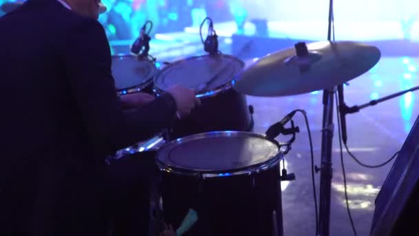 鼓手在 4k 舞台扮演在一场音乐会 — 图库视频影像