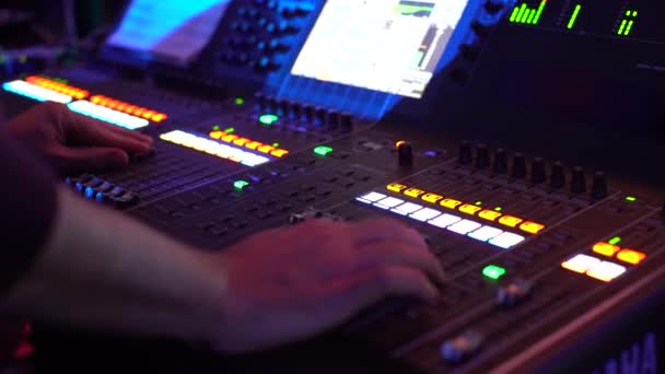 Профессиональное звуковое оборудование для концерта 4k — стоковое видео