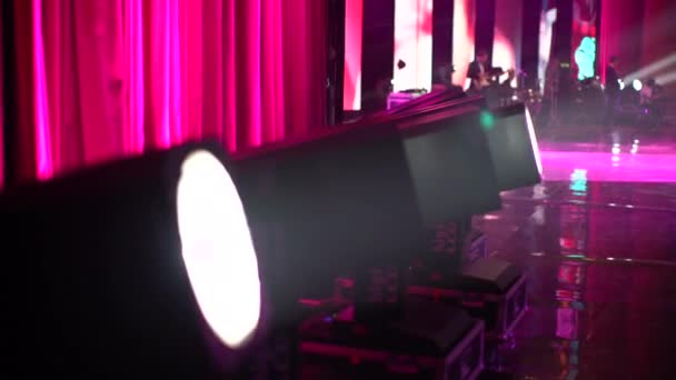 Equipamento de iluminação profissional para o concerto — Vídeo de Stock