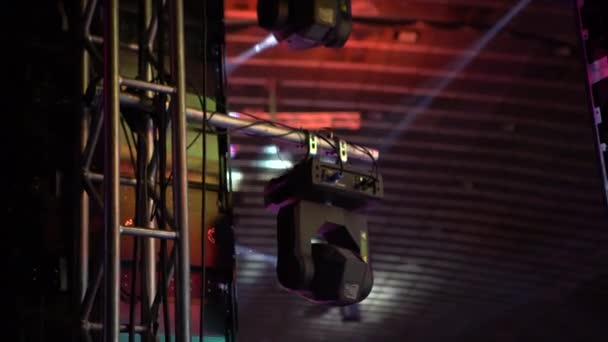 Professionele verlichtingsapparatuur voor het Concert — Stockvideo