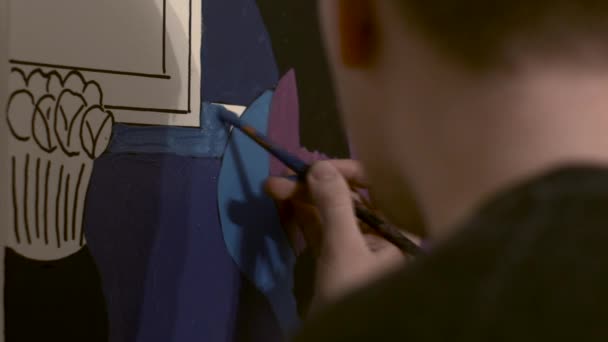 Schilder tekent een foto in felle kleuren — Stockvideo